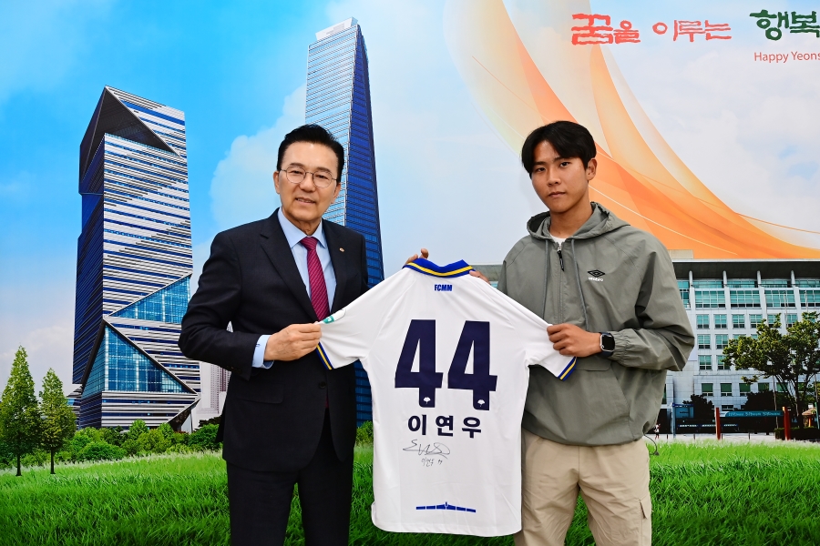 연수구청 유소년 스포츠단이 배출한 축구 유망주 이연우 선수rk 지난 31일 유소년 축구단을 방문해 후배들을 위해 재능 기부에 나섰다